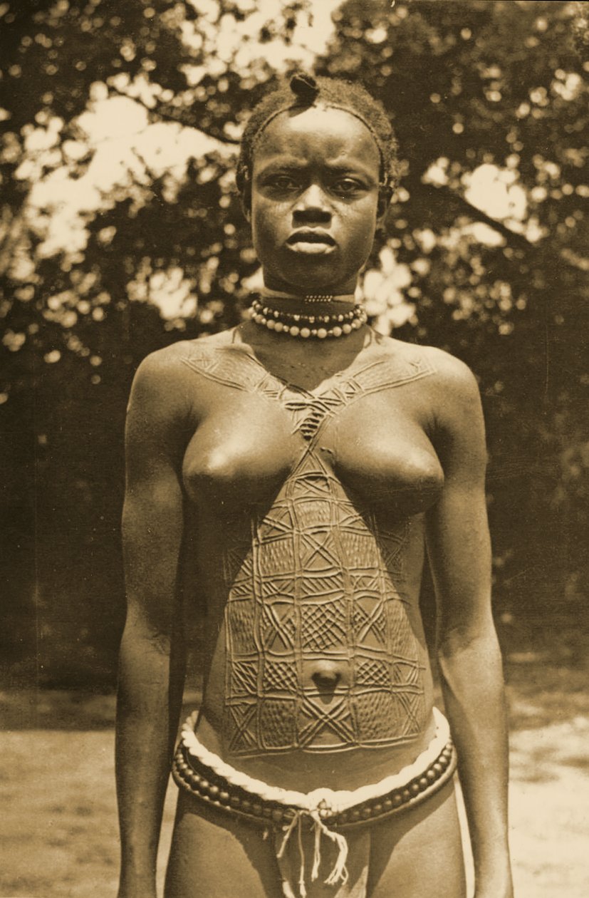 Donna della Guinea con scarificazione tradizionale, c.1905 da Unknown