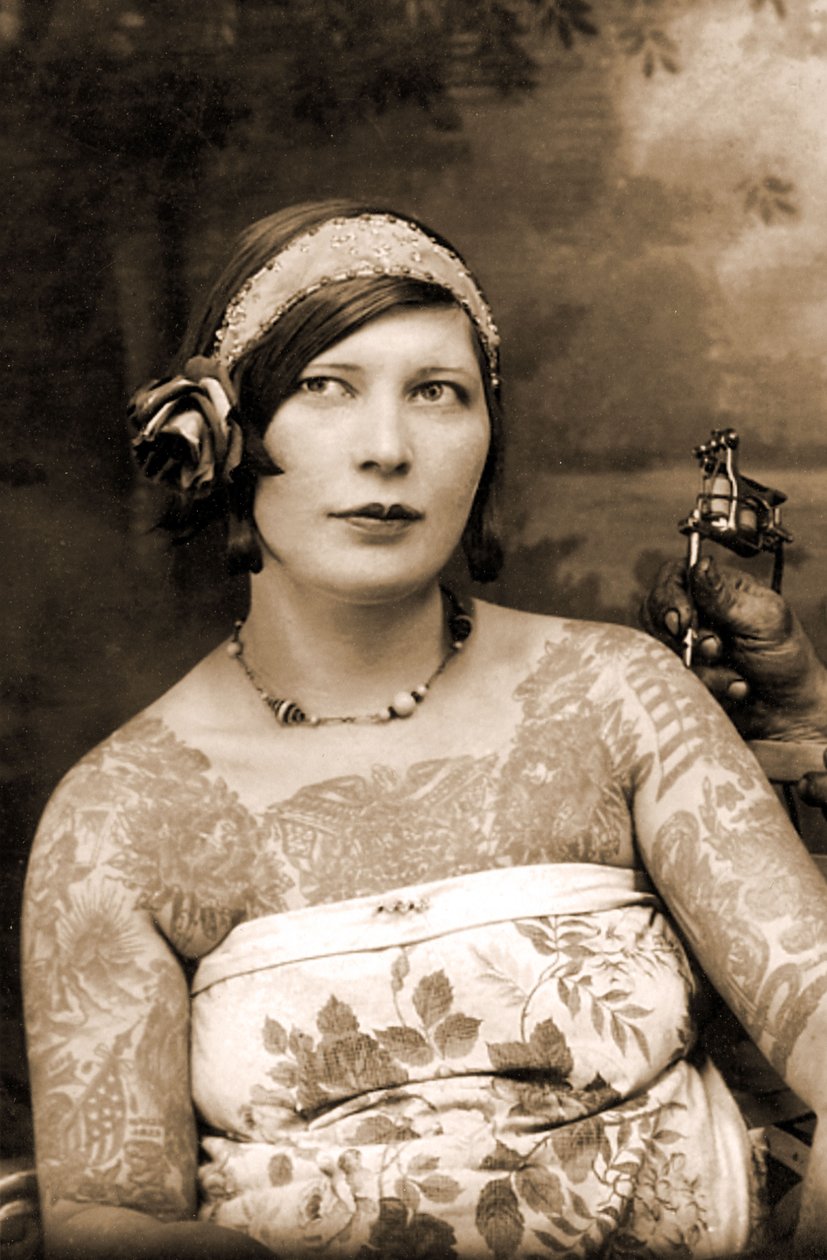 Donna che si fa tatuare da Charles Wagner, c.1905 da Unknown