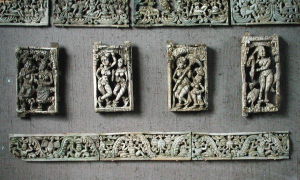 Quattro placche raffiguranti figure femminili e due bande decorative, da Begram da Afghan School