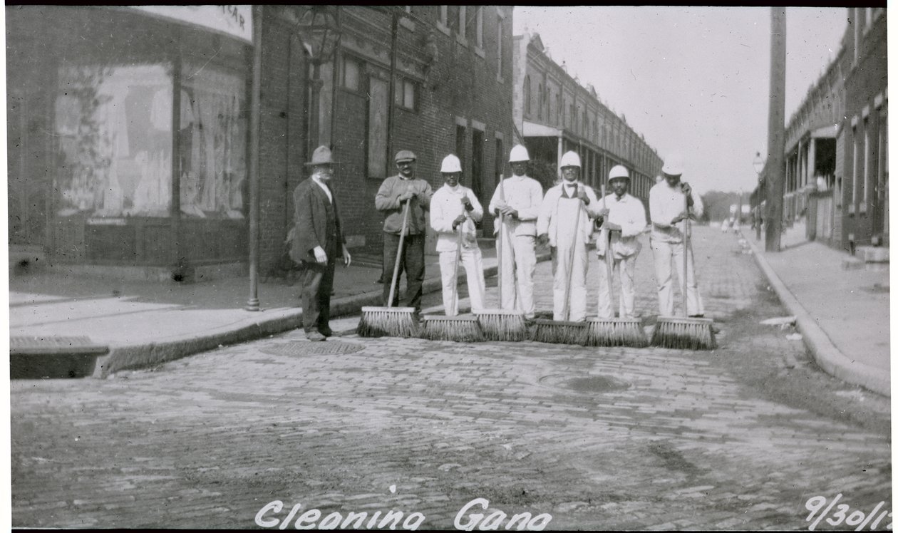 Squadra di pulizia delle strade della città, Filadelfia, c.1920 da American Photographer