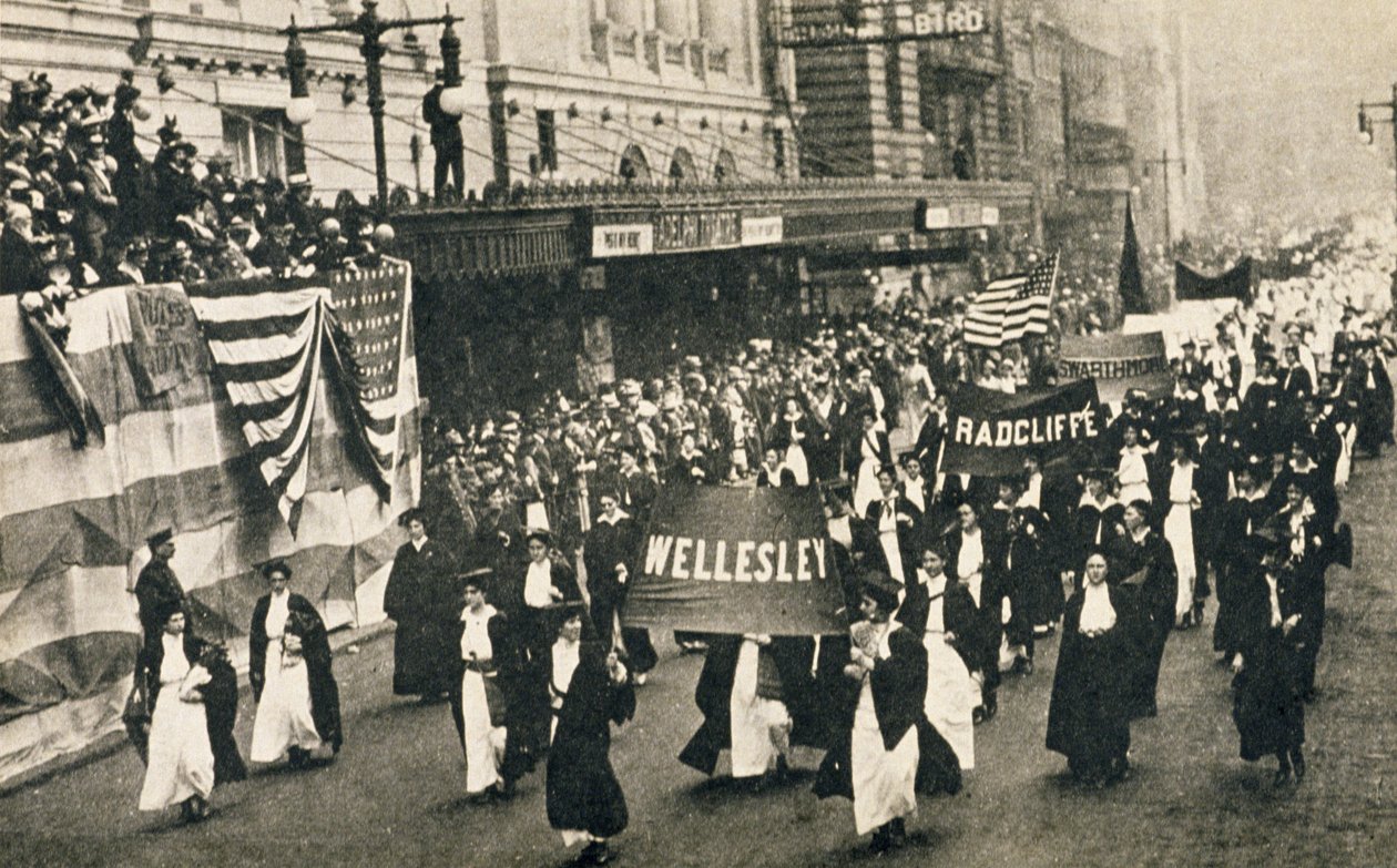 Parata delle Suffragette, fuori dal Teatro Adelphi, New York da American Photographer