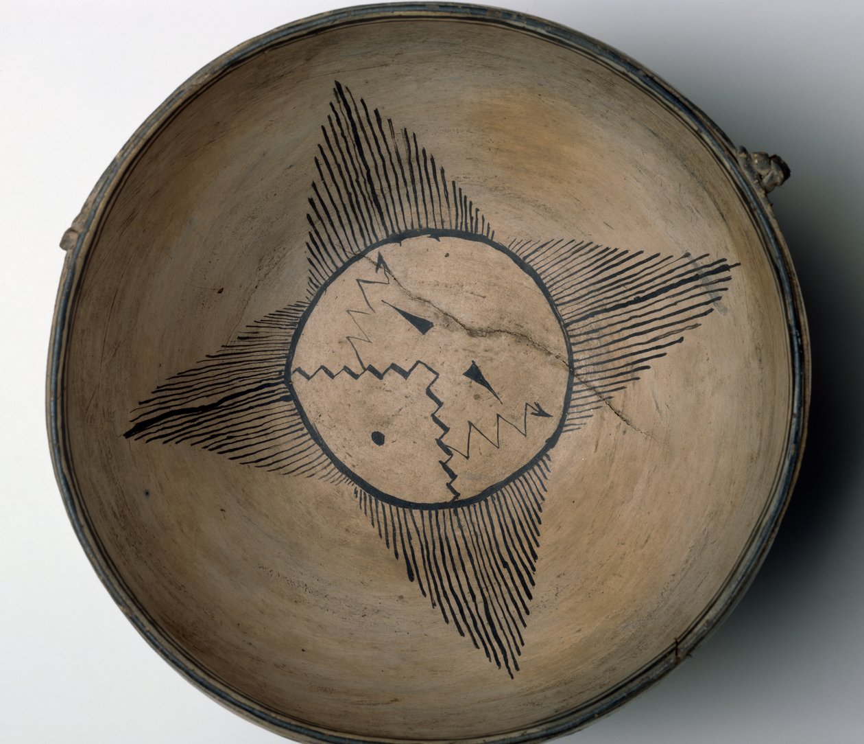 Ciotola rituale Cochiti Pueblo con sole, uccelli, nuvole, fulmini e pioggia, c.1890 da American School