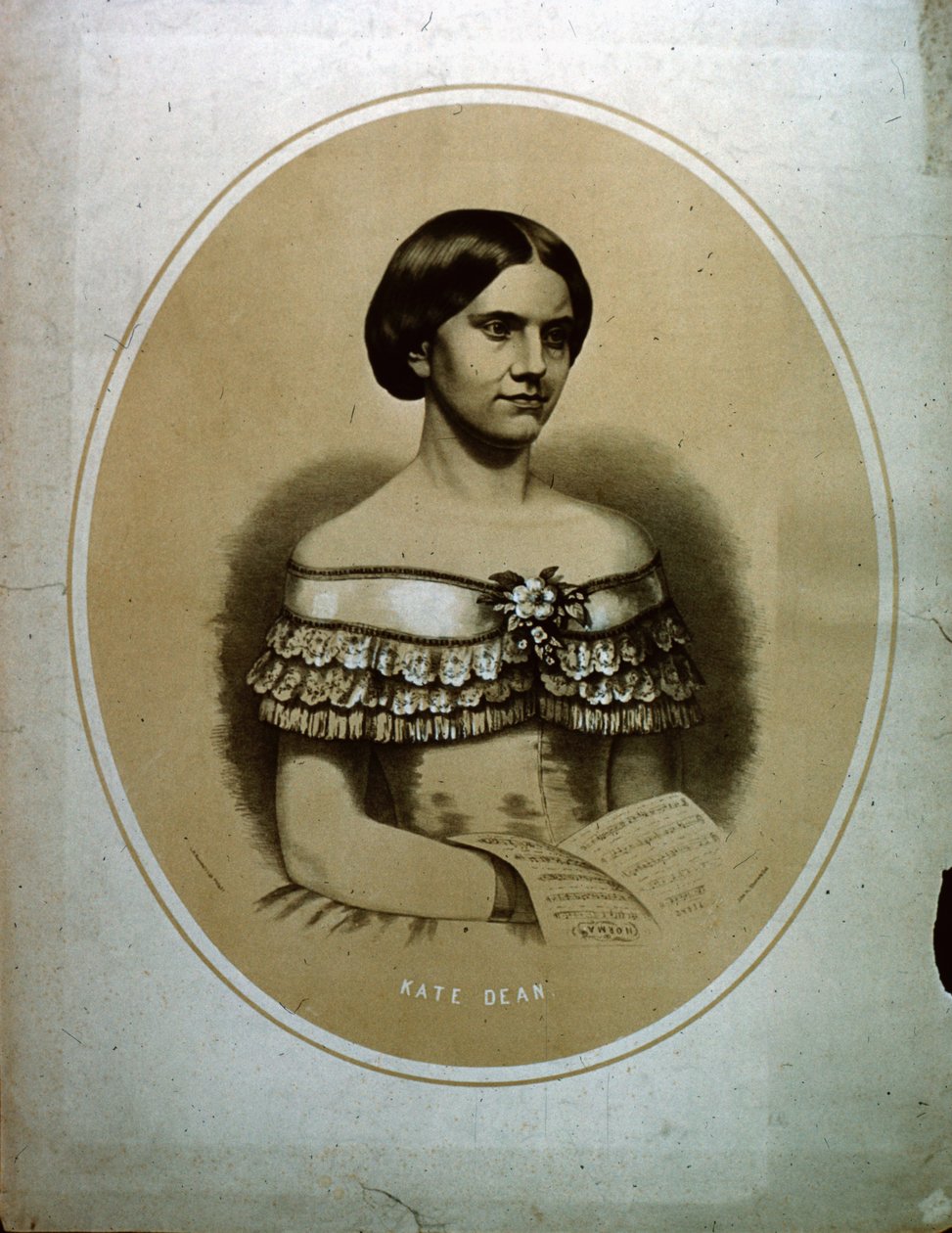 Kate Dean con il libro di canzoni Norma da American School