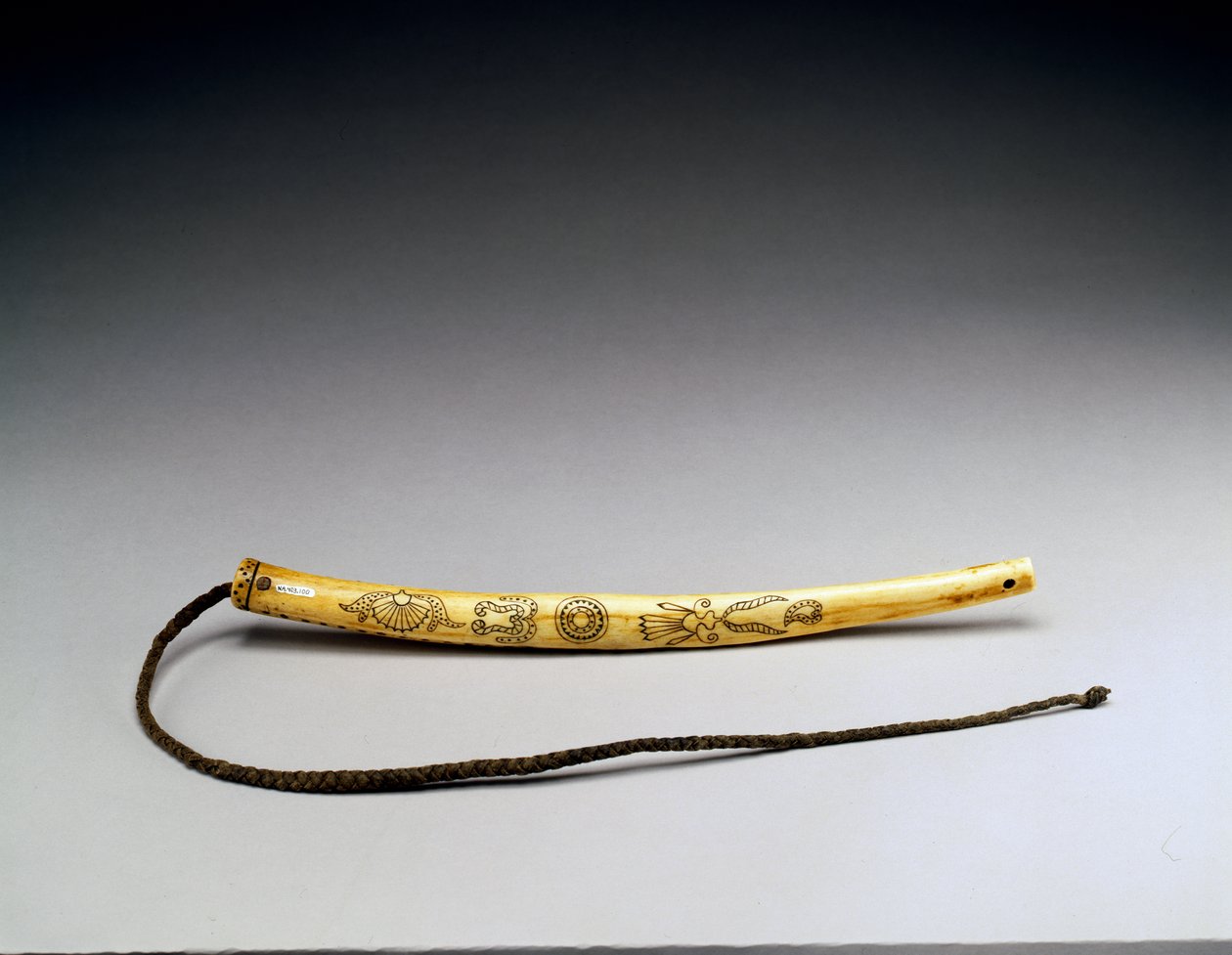 Frusta, corno di alce inciso, Nazione Crow, c.1840 da American School