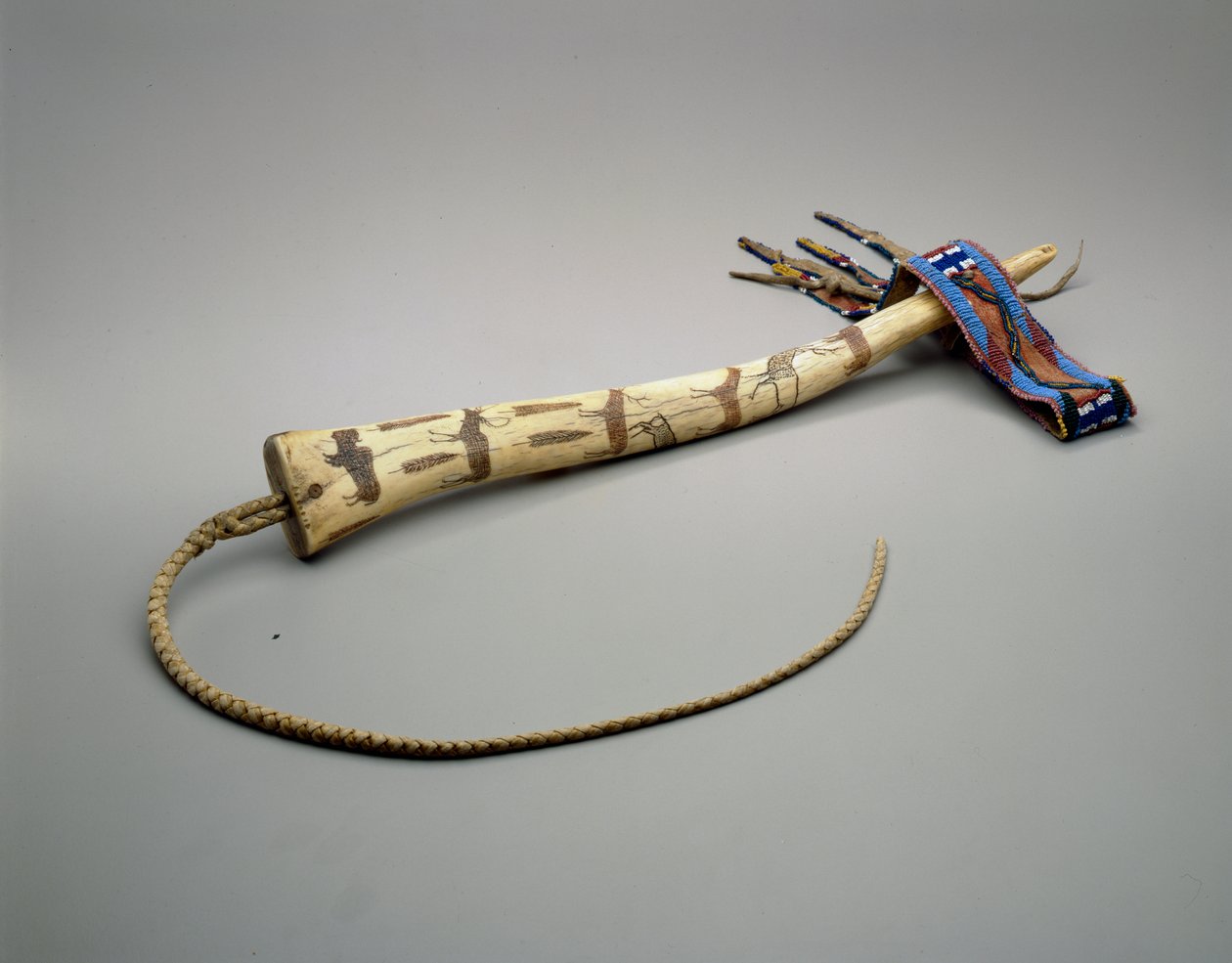 Frusta, corno di alce inciso, Nazione Osage, c.1875 da American School