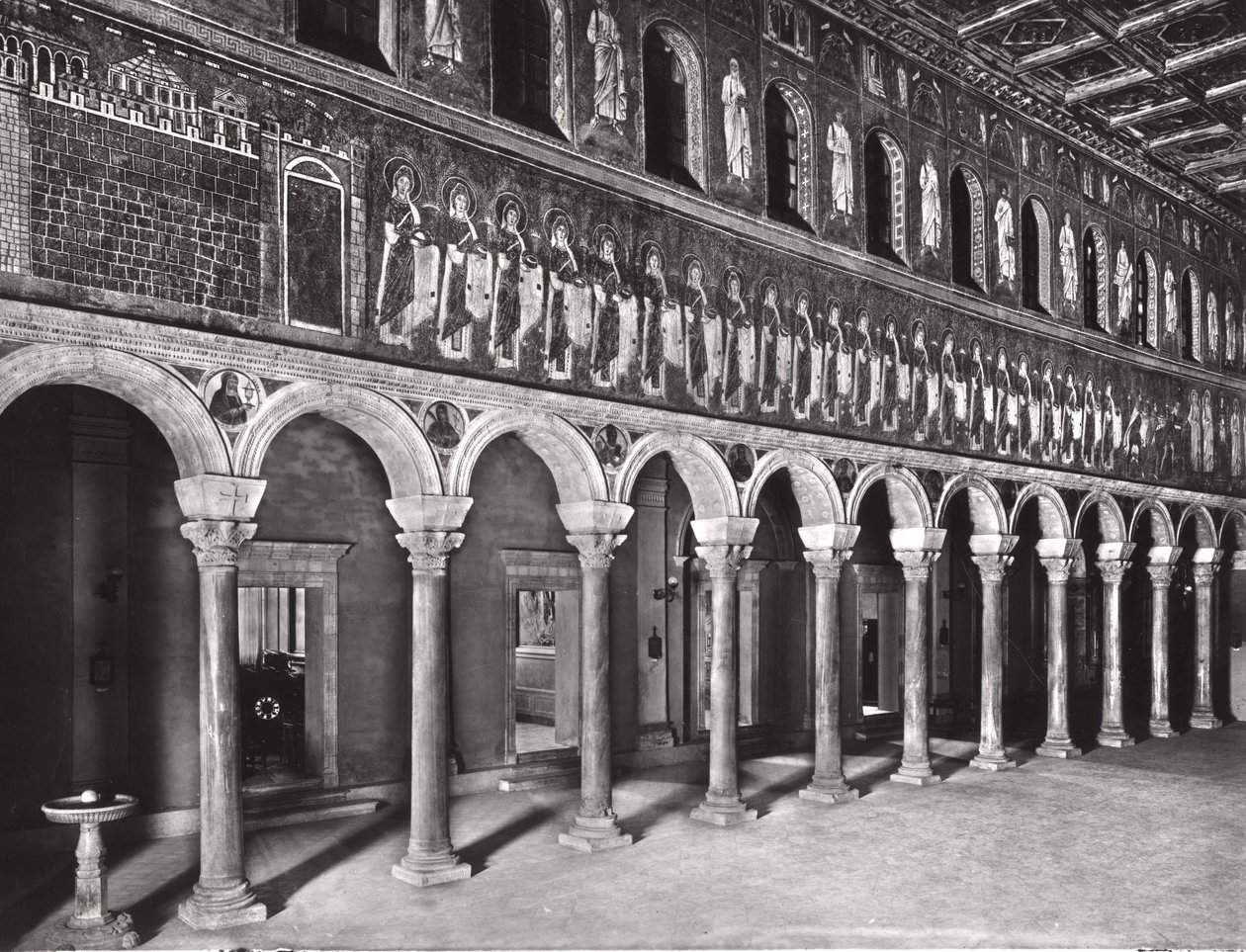 Vista interna della navata con mosaici raffiguranti la Processione delle Vergini Martiri da Byzantine School