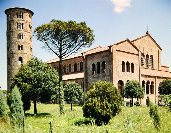 Vista della chiesa e del campanile da Byzantine School