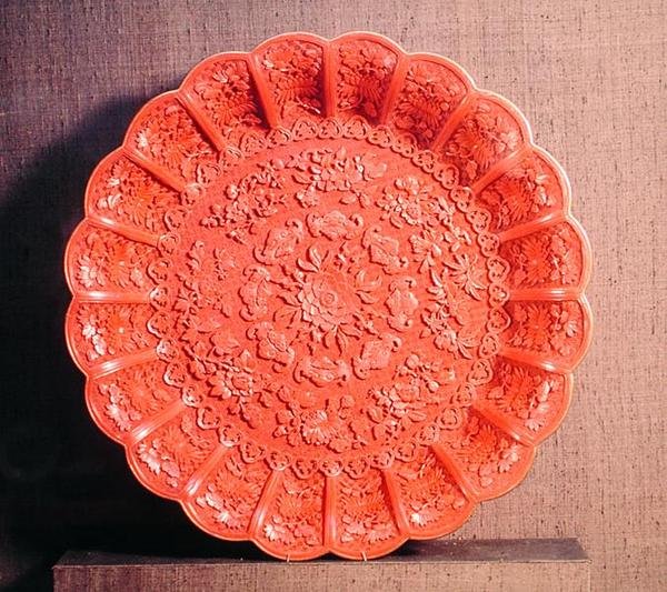 Piatto rotondo (lacca rossa intagliata) da Chinese School