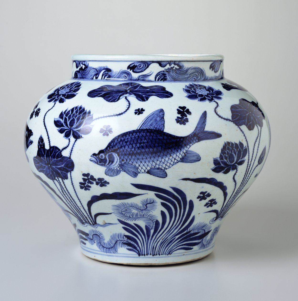 Vaso da vino con disegno di pesci e piante acquatiche (porcellana) da Chinese School