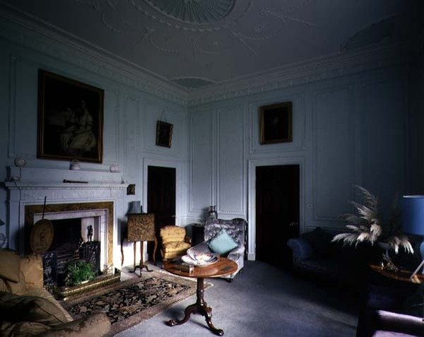 Salotto con fregio neoclassico di strumenti musicali, Belle Isle, Windermere, Cumbria da English School