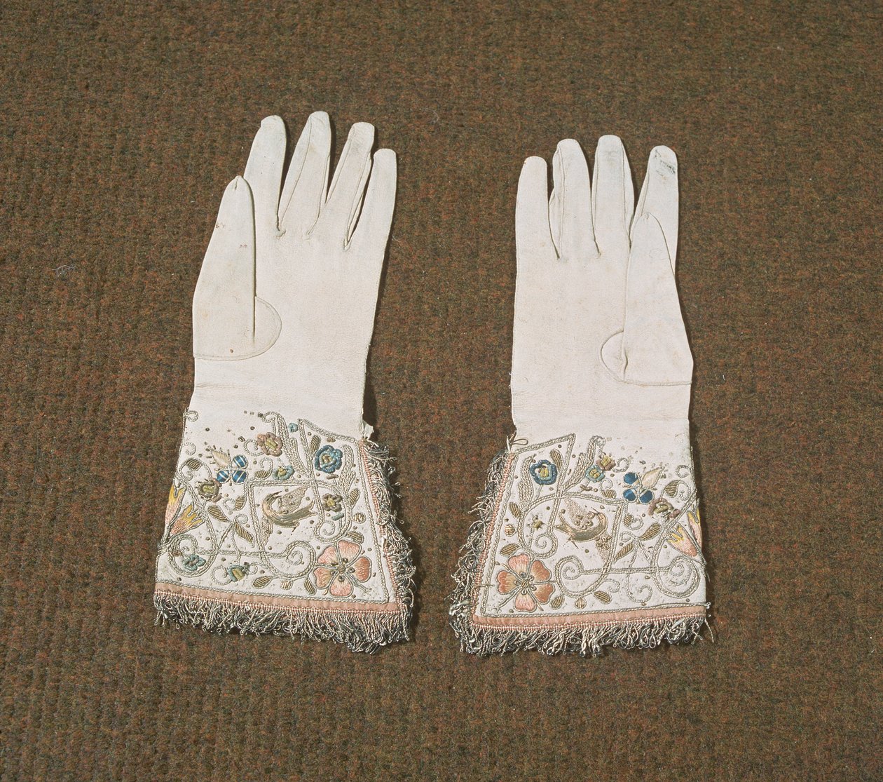 Paio di guanti da donna ricamati con fili di metallo e seta da English School