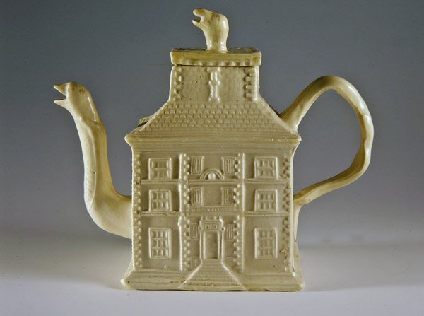 Teiera bianca a forma di casa, c.1750 da English School