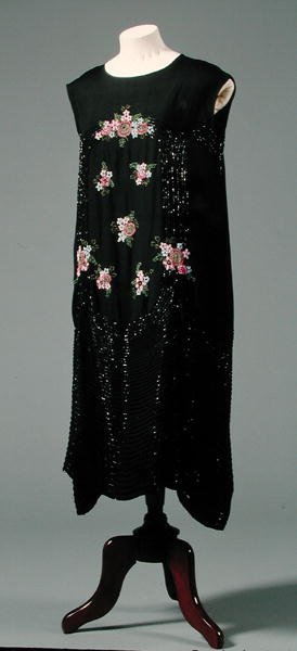 Vestito da donna con motivo floreale, c.1925-27 da English School