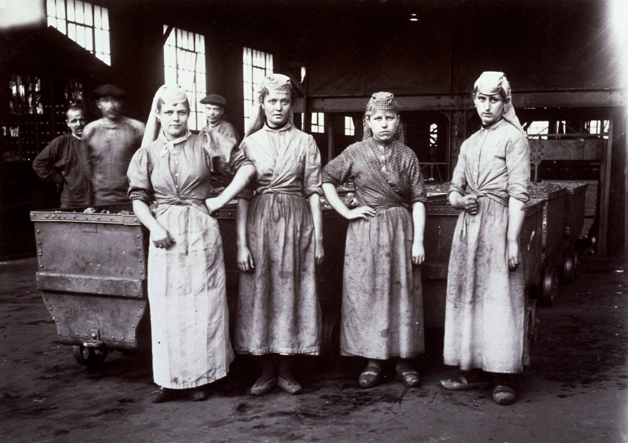Ritratto di quattro giovani lavoratrici, impiegate per selezionare il carbone presso lo stabilimento minerario di Leus, Francia, 1896 da French Photographer