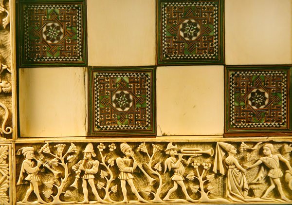Bordo di una scacchiera che raffigura musicisti in un giardino, 1415 da French School