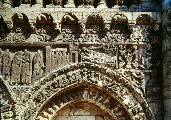 Dettaglio della facciata ovest che raffigura la Visitazione, la Natività e il Bagno di Gesù da French School