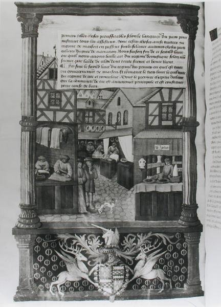 Una strada con negozi e lo stemma di Robert Stuart, Marechal d