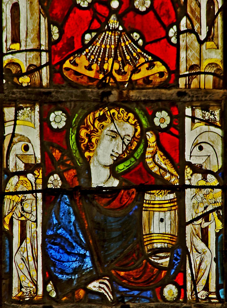 Vetrata raffigurante Santo (probabilmente Giovanni) e Angeli musicali nei lati da French School