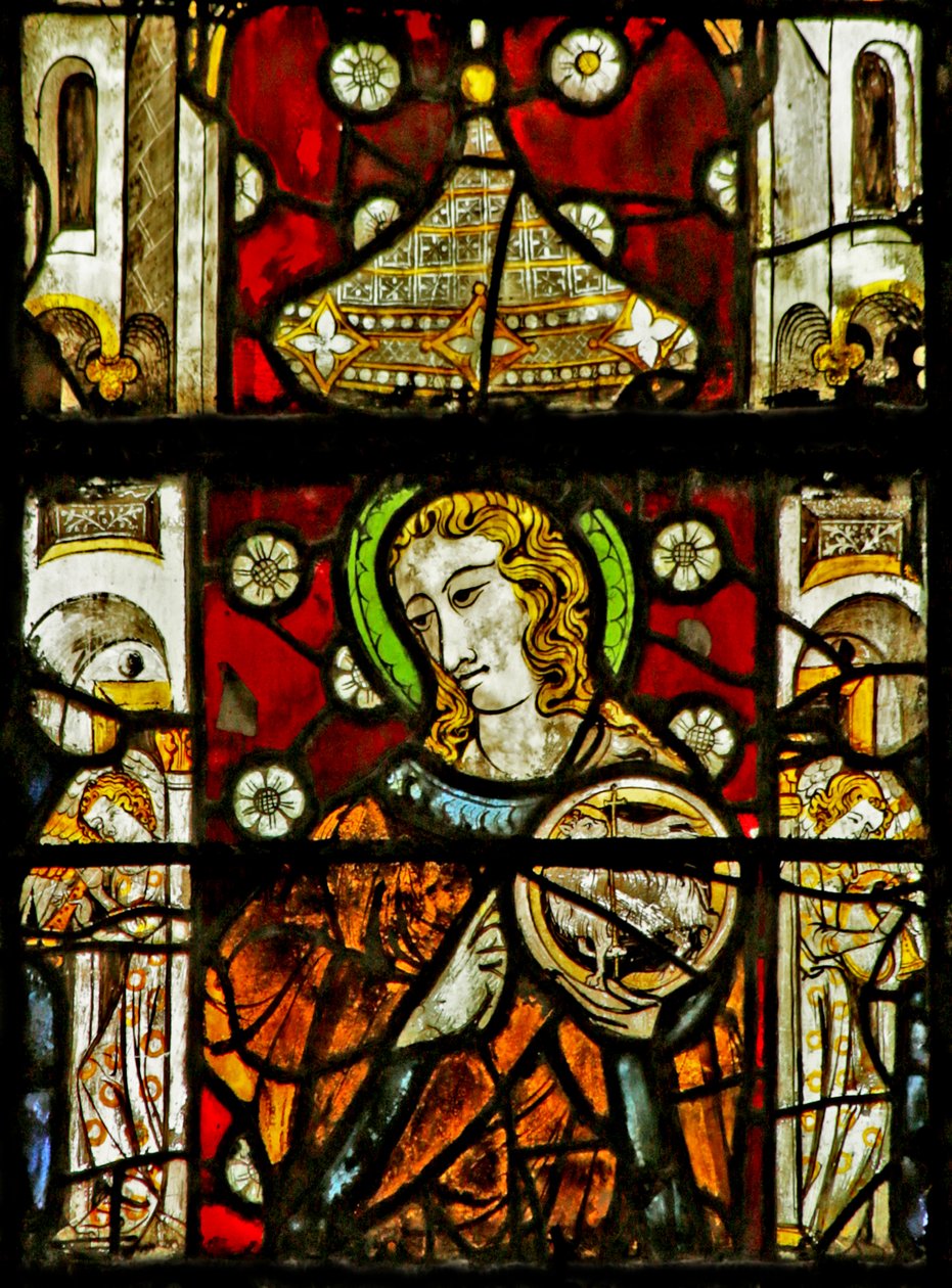 Vetrata raffigurante Santo (probabilmente Giovanni) e Angeli musicali nei lati da French School