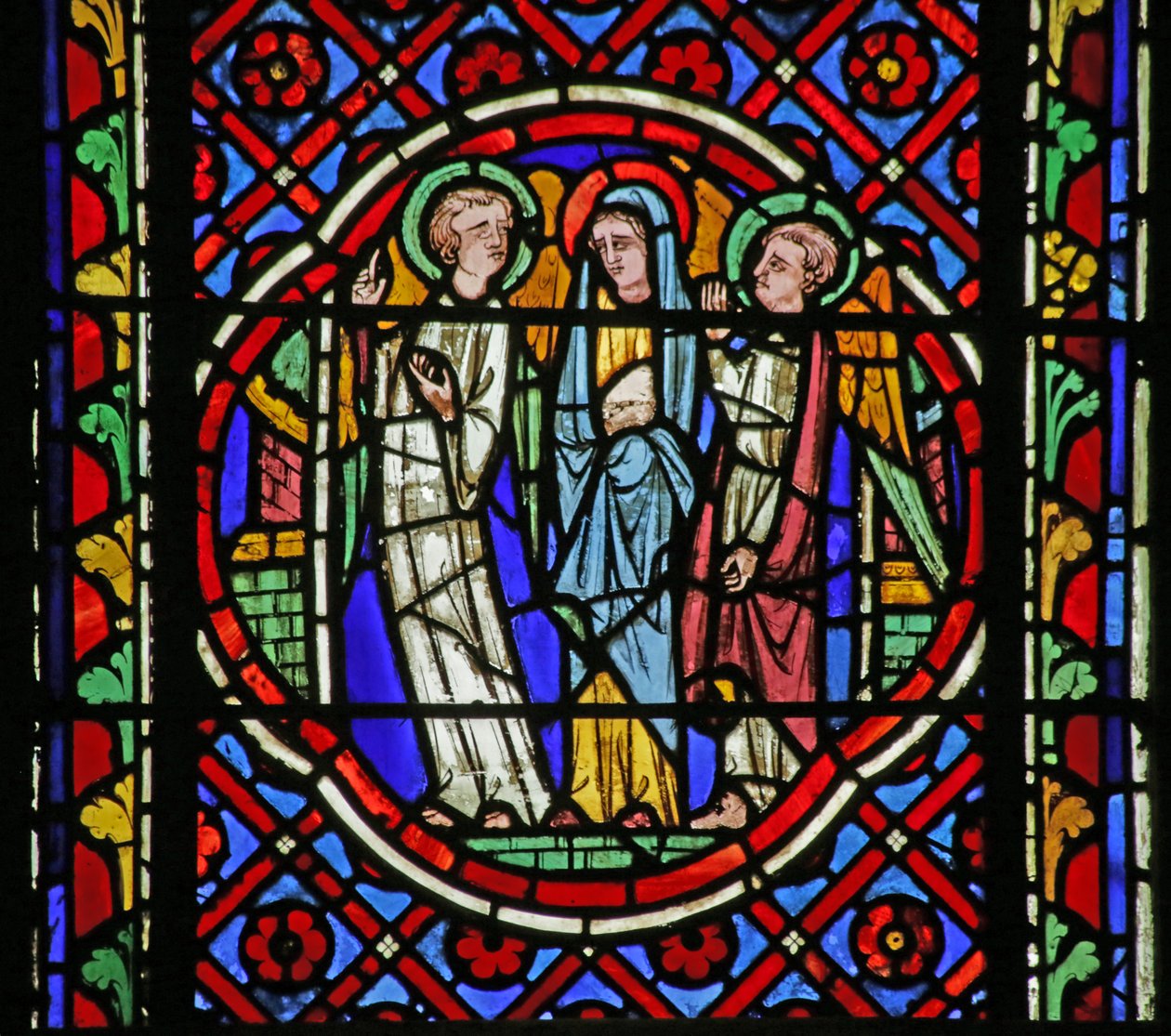 Vetrata raffigurante scena dalla vita di San Bonnet: la Vergine che dice agli angeli accompagnatori che desidera ascoltare la Messa celebrata nella chiesa di San Bonnet da French School