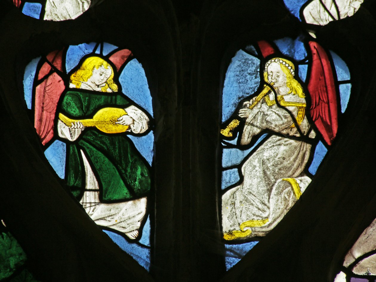 Vetrata raffigurante angeli musicali con ciaramella e liuto, 1505-10 da French School