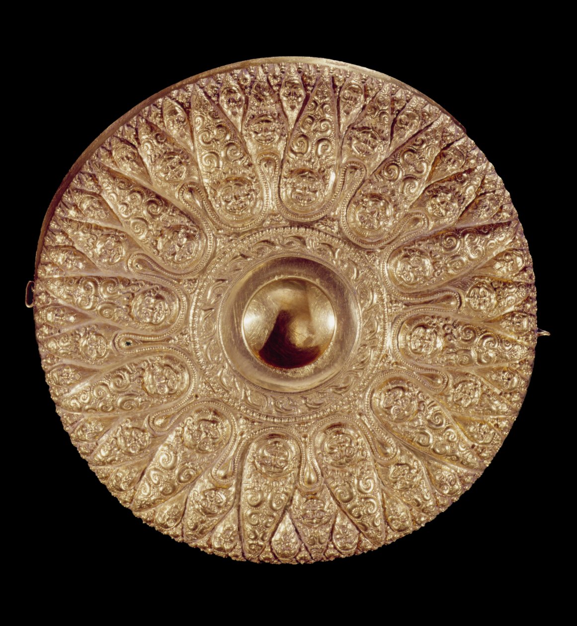 Ciotola per libagioni con decorazioni in rilievo a forma di rosetta multipetalo da Greek School