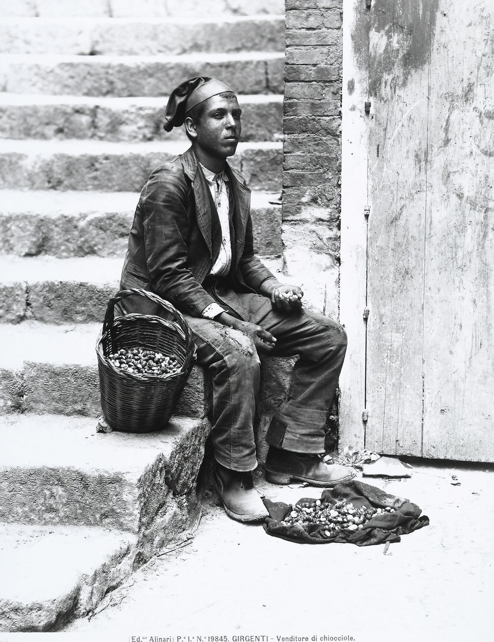 Venditore di lumache di mare in abito tradizionale, a Girgenti, c.1920 da Italian Photographer