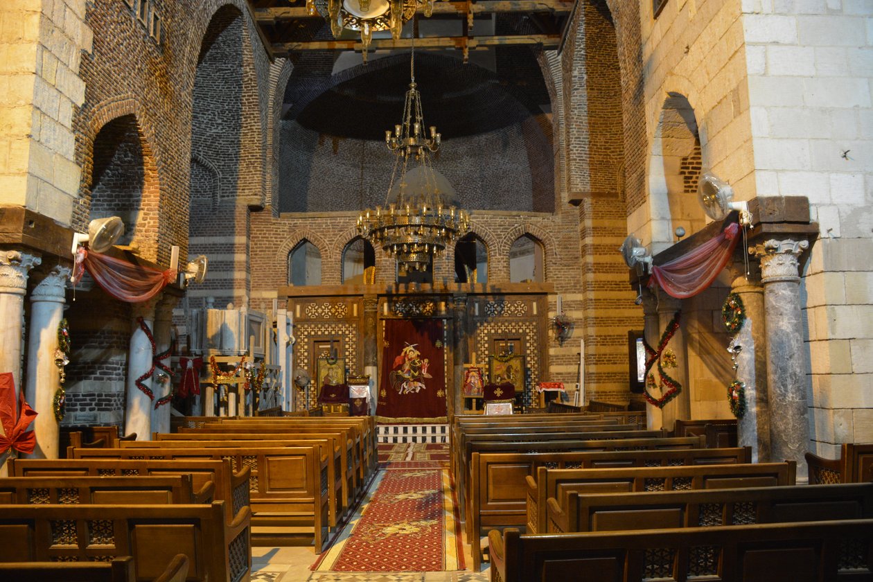 Interno della chiesa di San Mercurio ad Abu Sefein nel Cairo Vecchio, storica chiesa copta ortodossa con icone e iconostasi in legno. da Albert Mansour