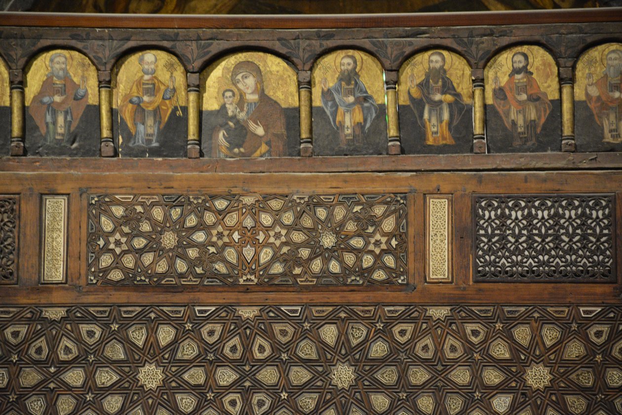 Interno della chiesa di San Mercurio ad Abu Sefein nel Cairo Vecchio, iconostasi in legno da Albert Mansour
