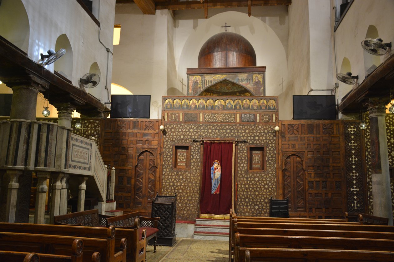 Interno della chiesa di Abo Serga nel Cairo Vecchio, storica chiesa copta ortodossa con icone e iconostasi in legno da Albert Mansour