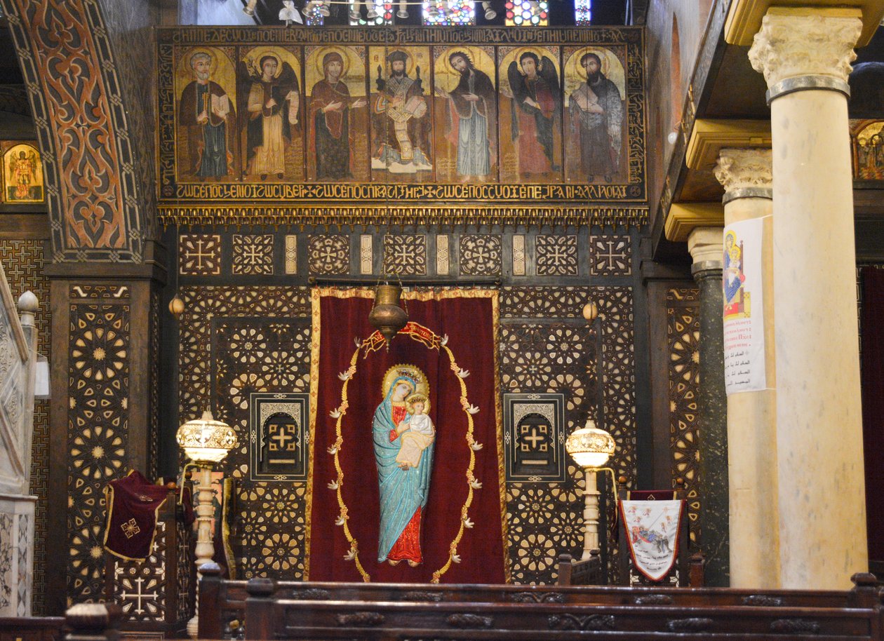 Interno della Chiesa Sospesa nel Cairo Vecchio, storica chiesa copta ortodossa con icone e iconostasi in legno da Albert Mansour