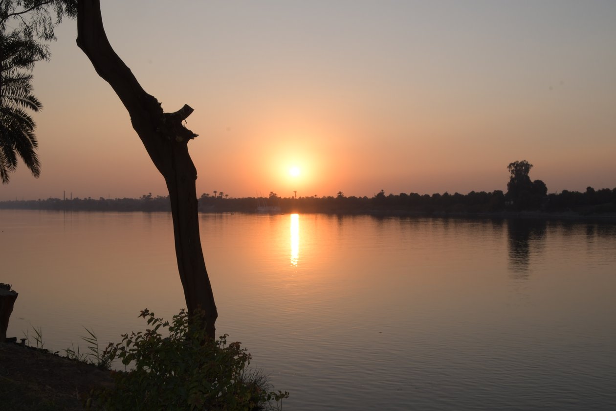 Riflessi dorati del tramonto su un fiume tranquillo da Albert Mansour