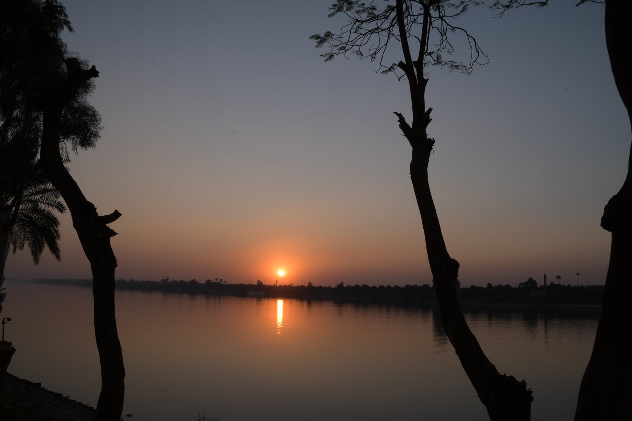 Riflessi dorati del tramonto su un fiume tranquillo da Albert Mansour