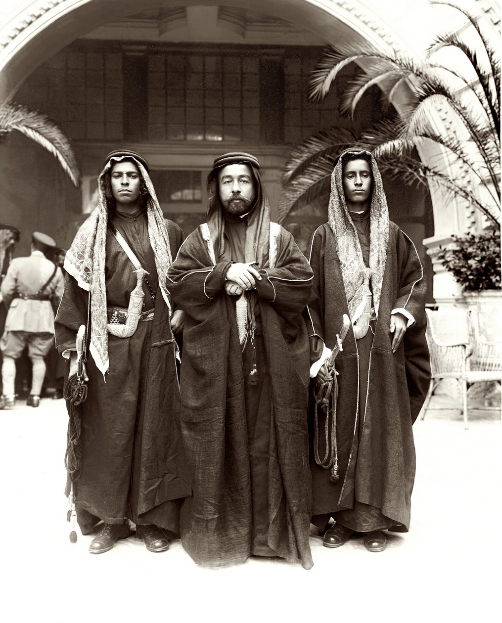 Sceriffo Abdullah (al centro) con lo sceicco Jwayber el-Otaiby (a destra) della tribù Otaibeh, 1921 da A. Reid