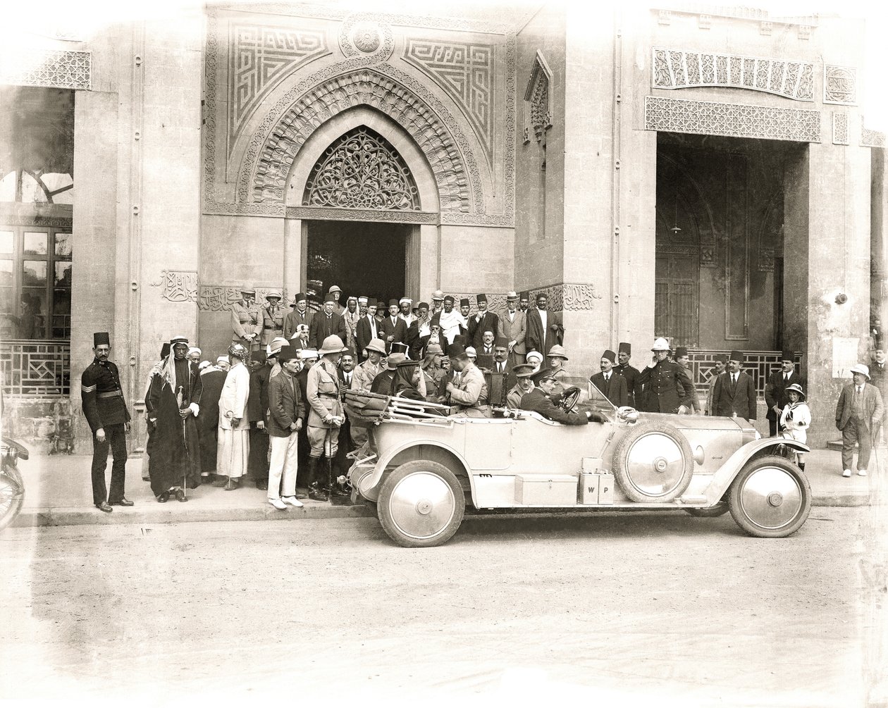 Sherif Abdullah arriva alla Moschea Rifai, Il Cairo, inizio 1914 da A. Reid