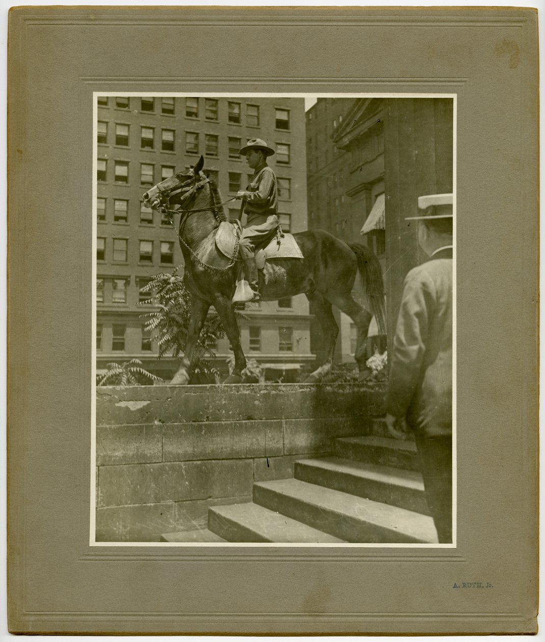 Uomo in uniforme della Prima Guerra Mondiale a cavallo sui gradini del Vecchio Tribunale da A. Ruth