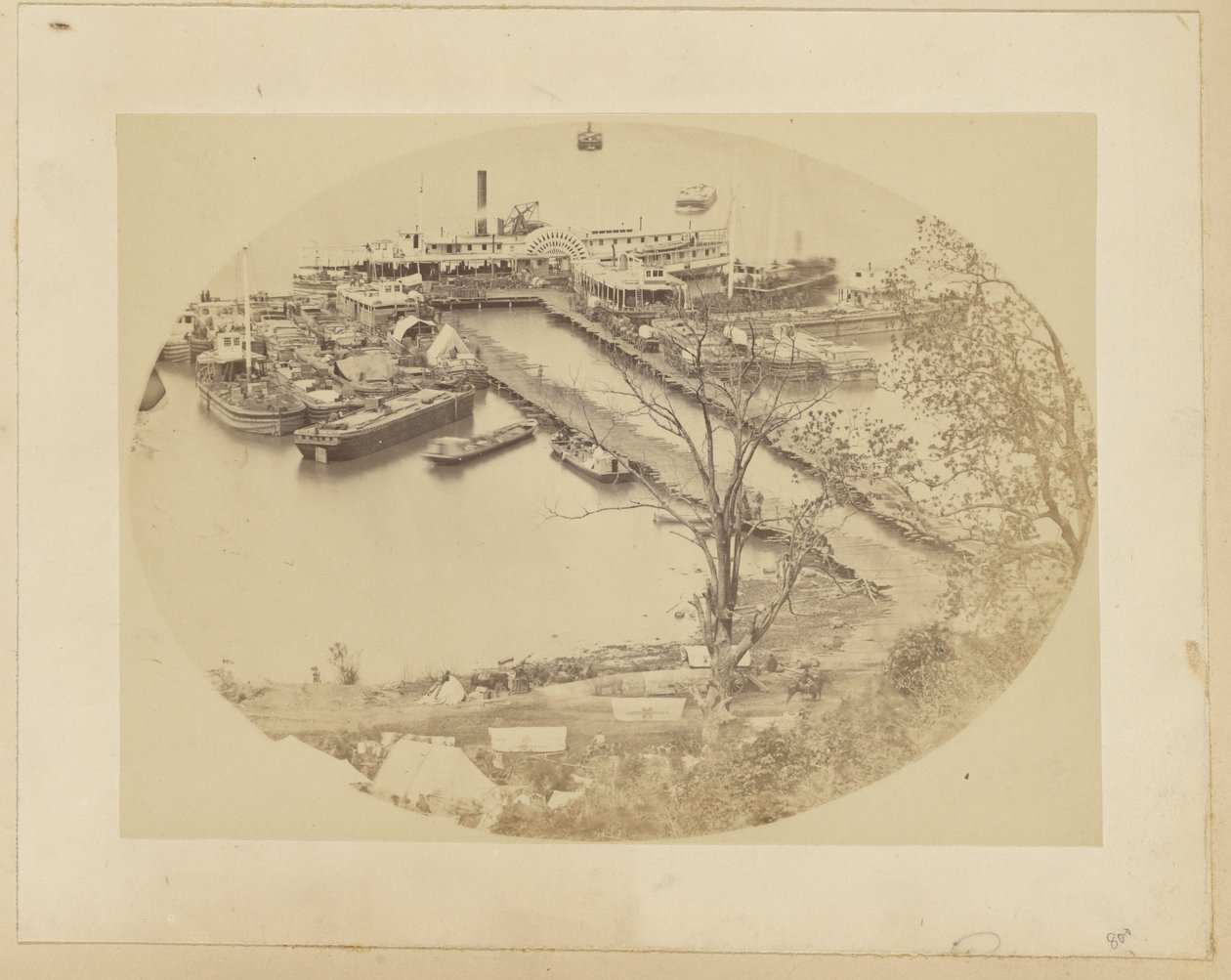 [Lower Wharf, Belle Plain, USMRR Construction Corps.] [16 maggio 1864]. da A.J. Russell
