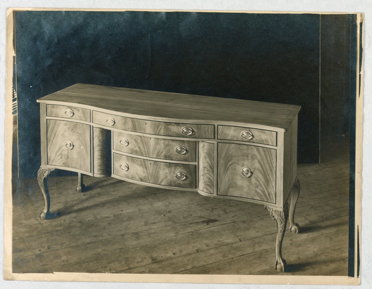 Progetto per una Credenza con Quattro Gambe e Fronte Tripartito da A.N. Davenport Co.