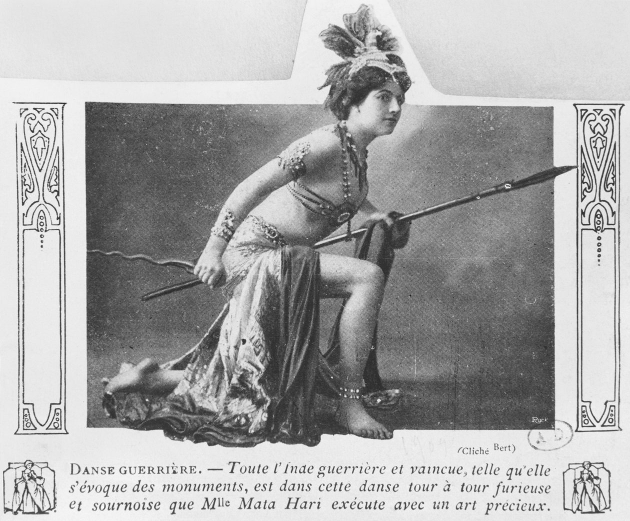 Mata Hari in una danza di guerra, inizio XX secolo da A. Bert