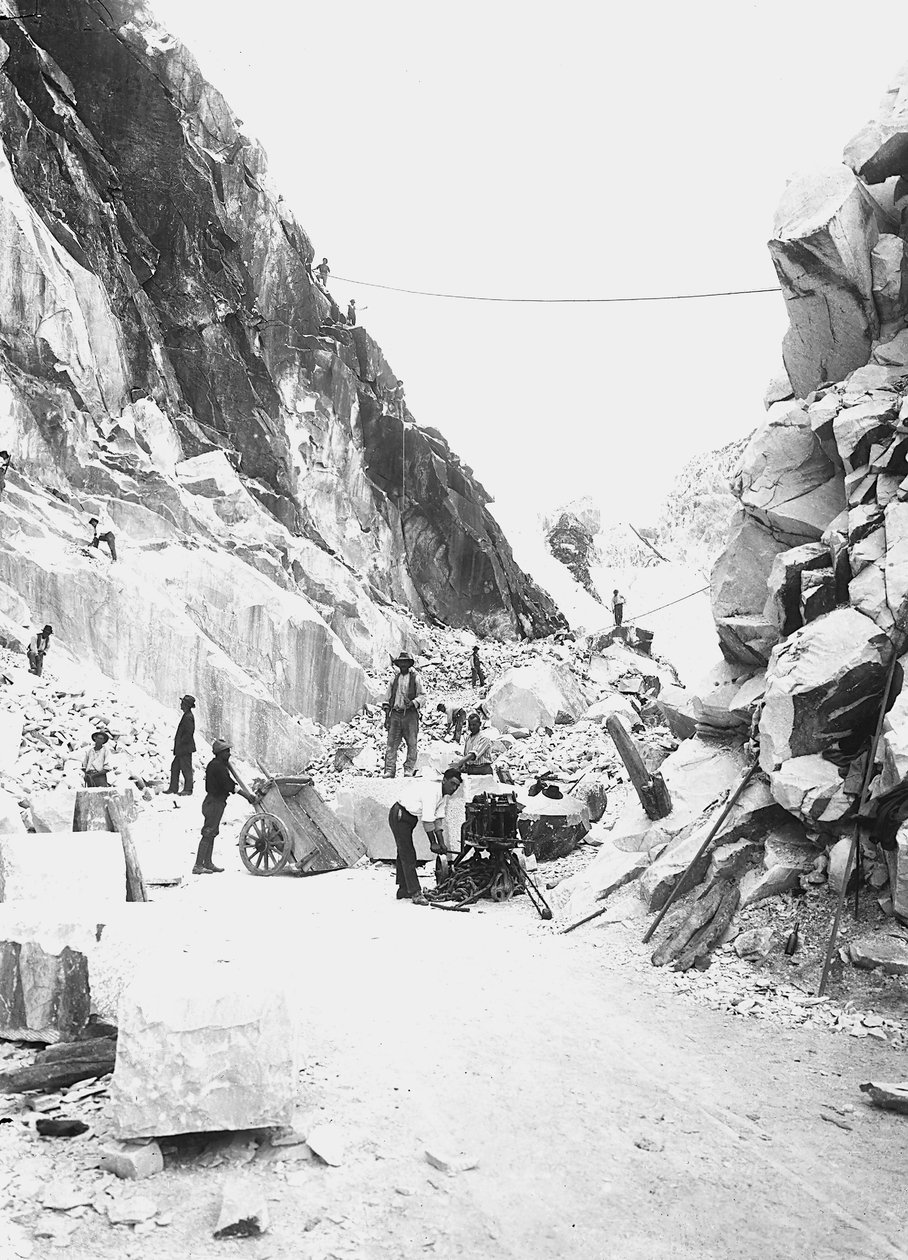 Escavatori al lavoro in una cava di marmo nelle Alpi Apuane, Toscana da A. Corsini