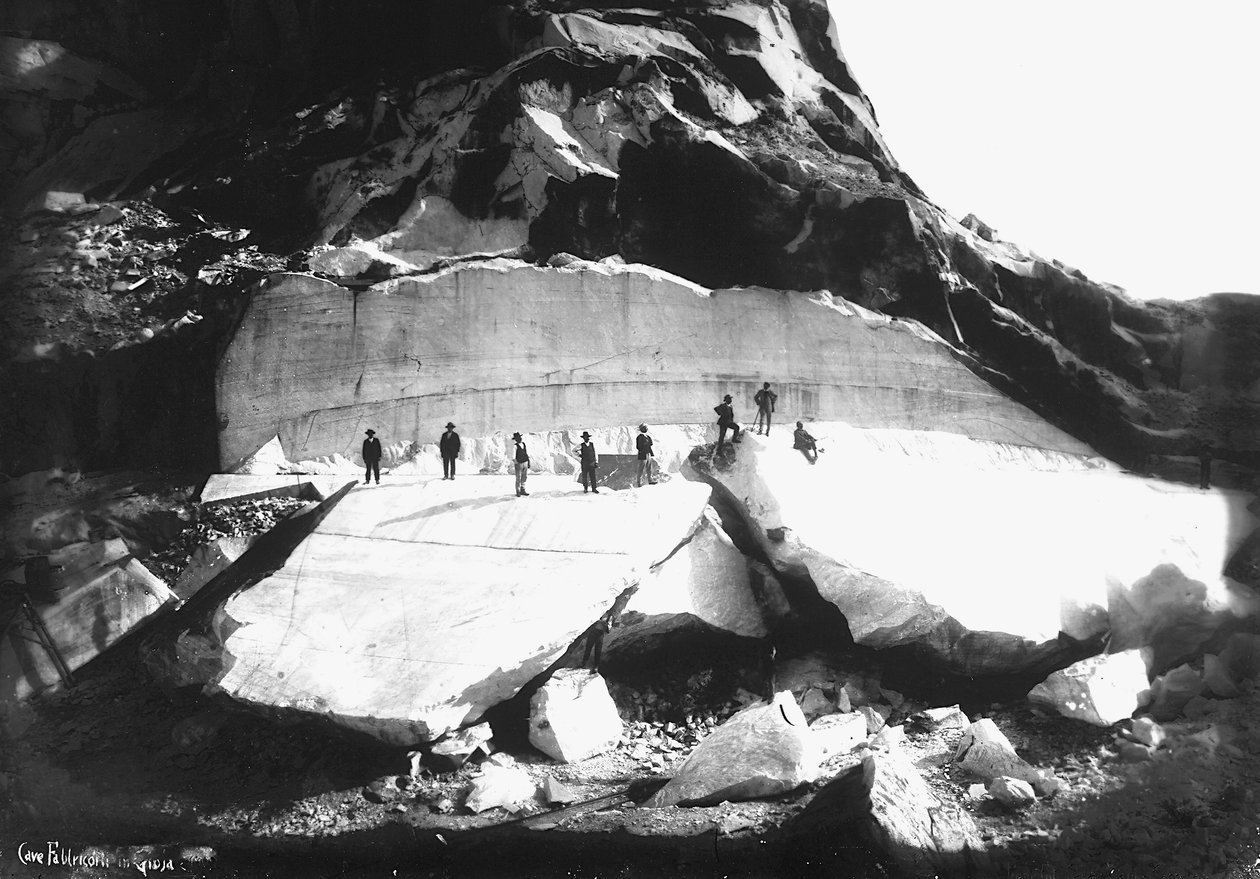 Diversi uomini in visita alle cave 