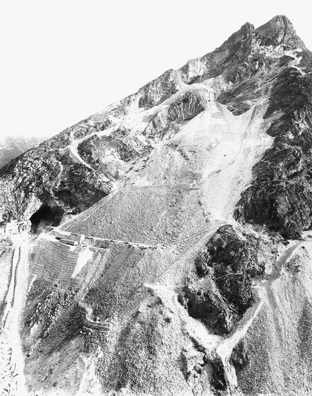 Le scogliere di una cava di marmo, nelle Alpi Apuane (foto b/n) da A. Corsini