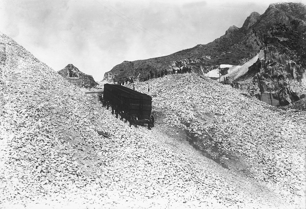 Trasporto di un enorme convoglio contenente marmo, lungo una strada vicino a una cava nelle Alpi Apuane, Toscana (foto b/n) da A. Corsini