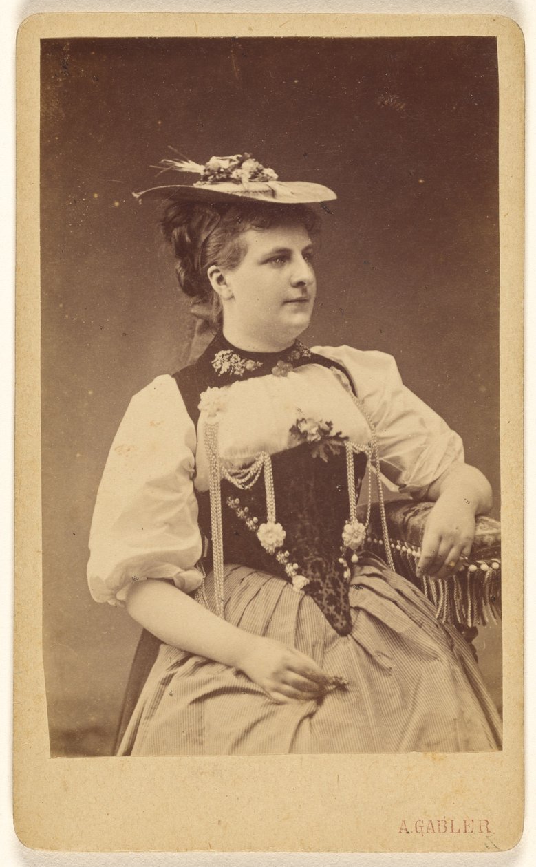 [Donna non identificata in costume indigeno con cappello, seduta]. da A. Gabler