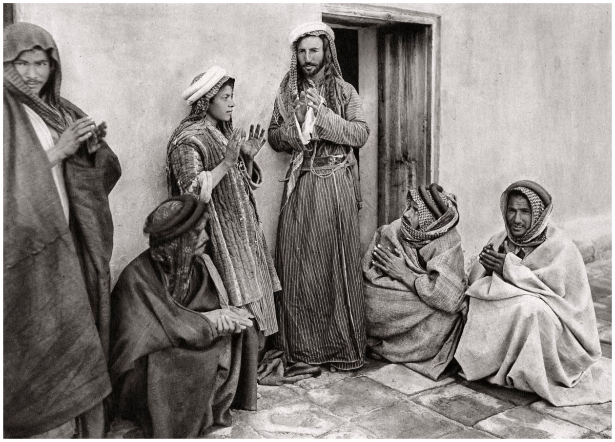 Un mullah che insegna una preghiera a un giovane, Iraq, 1925 da A. Kerim