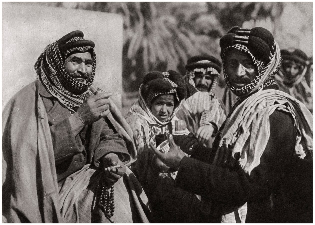 Uno sceicco che gusta il famoso caffè arabo, Iraq, 1925 da A. Kerim