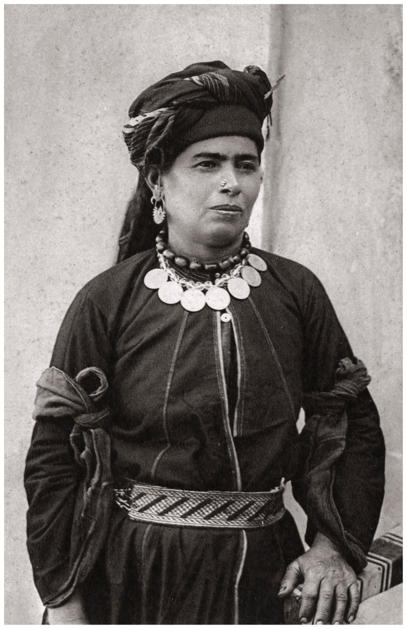 Signora curda nel suo miglior costume, Iraq, 1925 da A. Kerim
