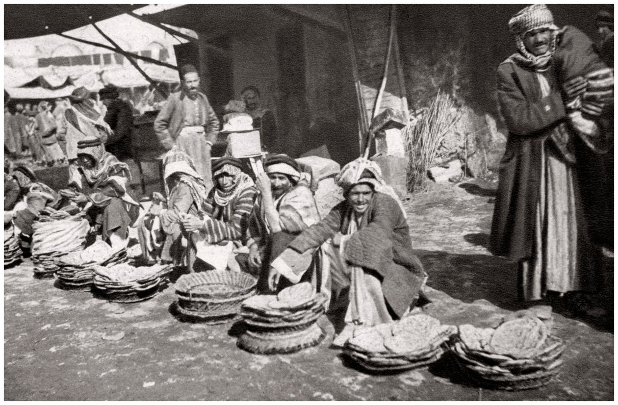 Suq El Khubur, un mercato del pane locale, Baghdad, Iraq, 1925 da A. Kerim