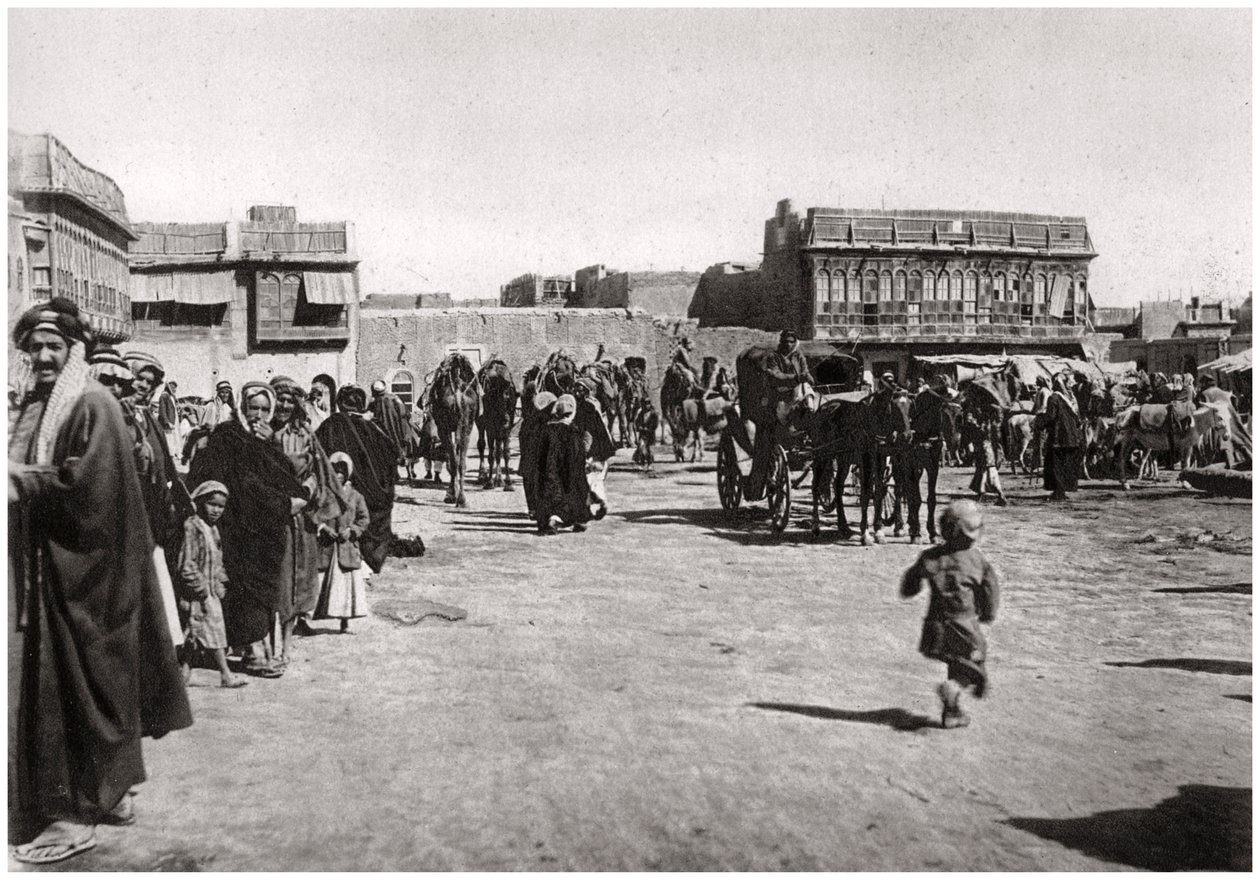 La piazza del bazar a Bassora, Iraq, 1925 da A. Kerim