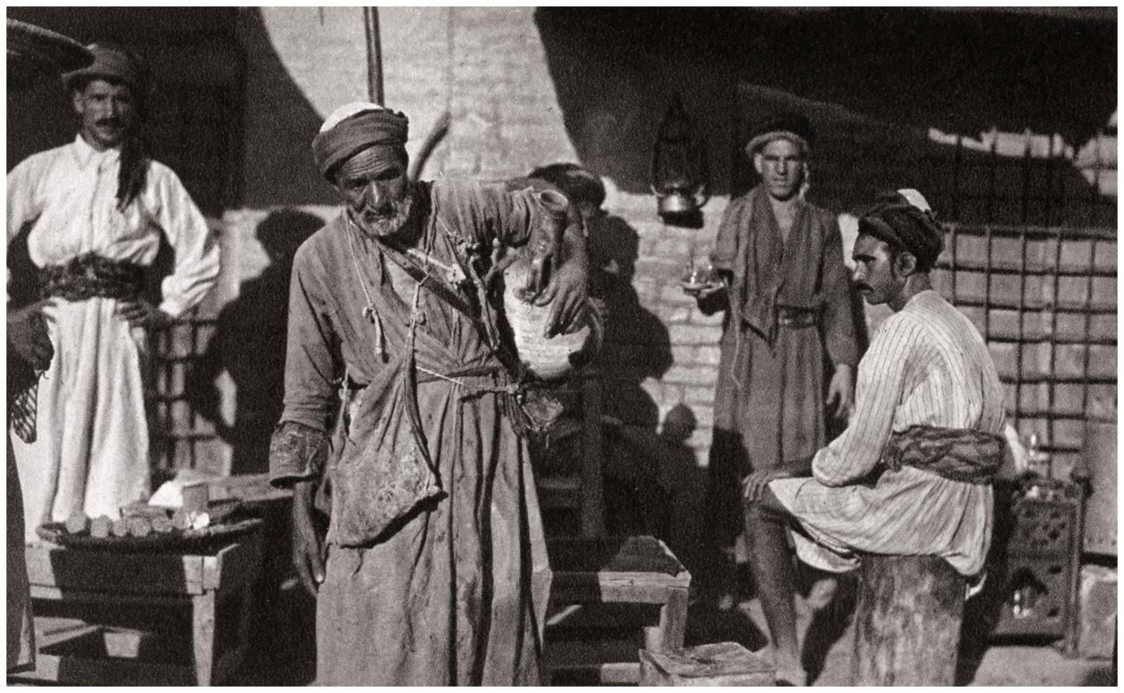 Distribuzione gratuita di acqua potabile fredda, Iraq, 1925 da A. Kerim